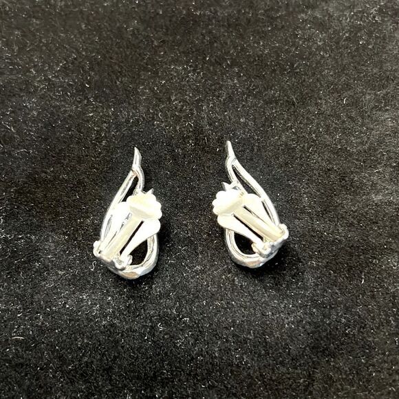 Lovely Sarah Coventry Openwork Swirl Design Clip-On Earrings - Picture 3 of 4